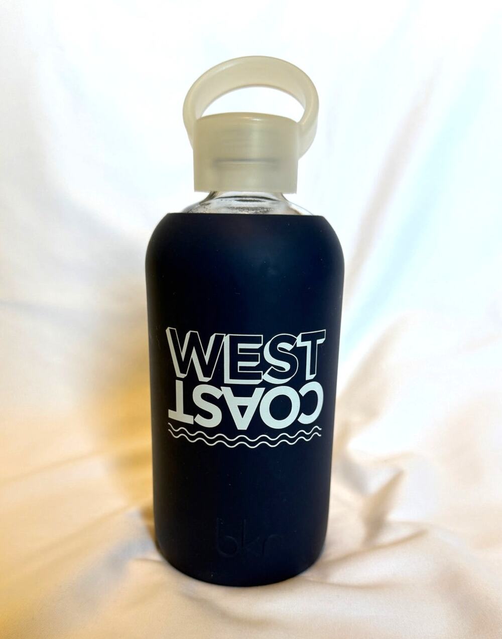 West Coast Fifth Ave Navy Blue bkr Glass Water Bottle Silicone sleeve 500ml/16oz